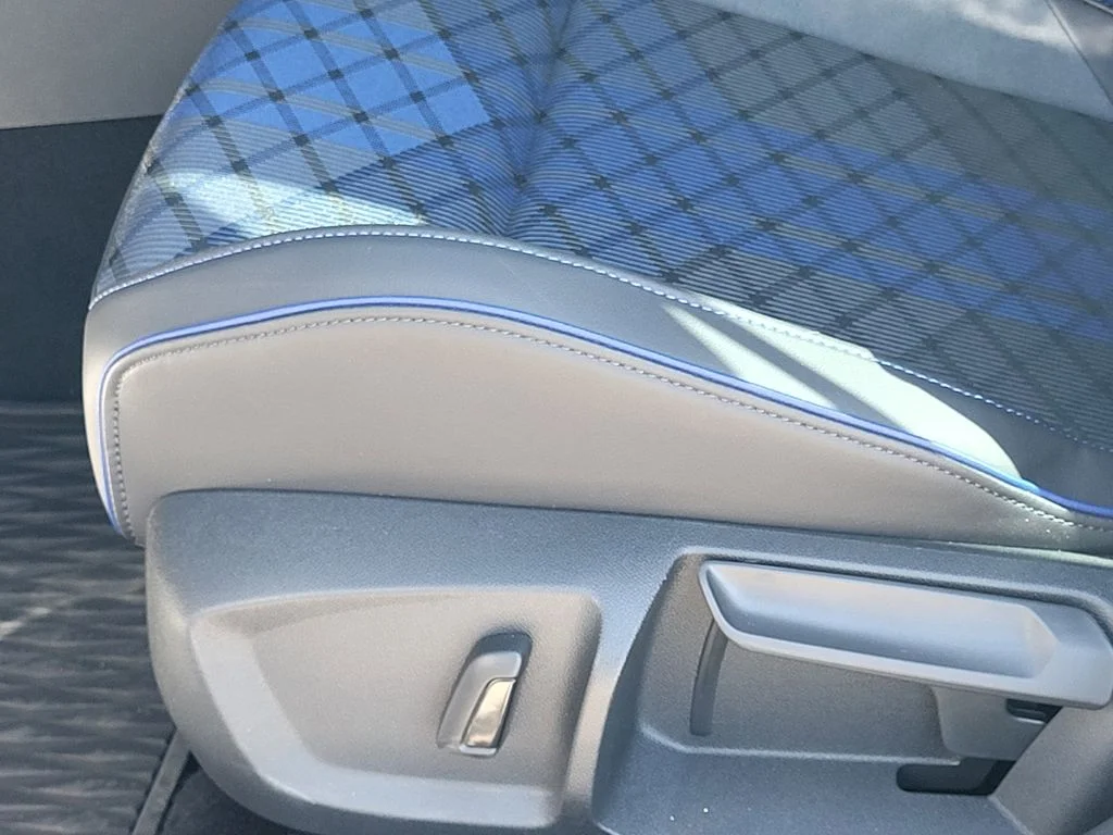 New 2026 Lapiz Blue Metallic Volkswagen 2.0T image 6