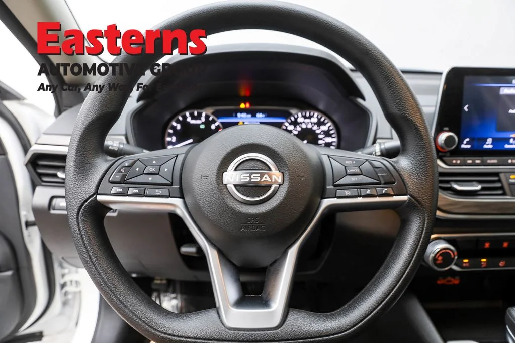 Used 2024 White Nissan 2.5 SV image 10