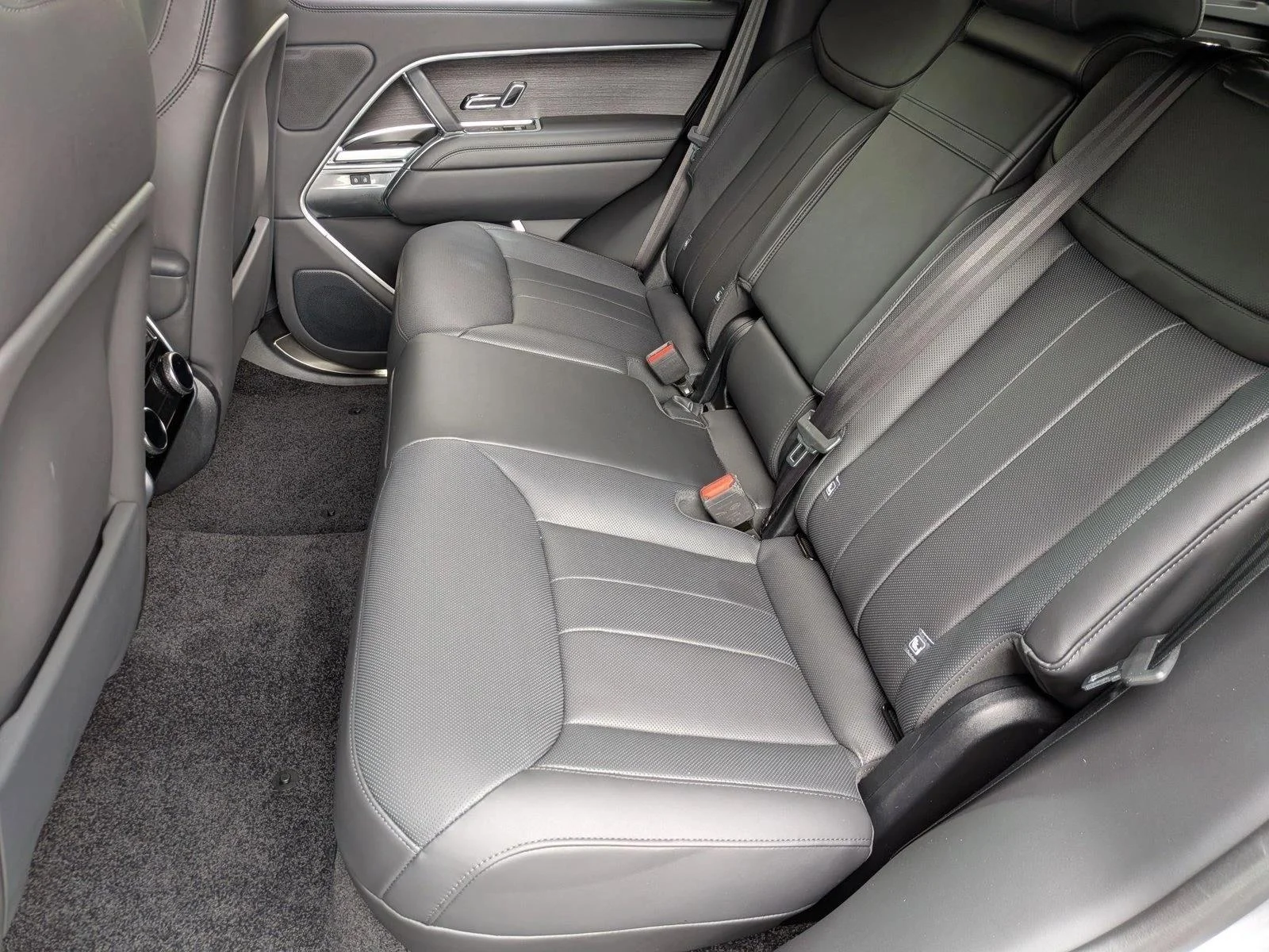 Used 2025 Eiger Grey Metallic Land Rover SE image 20
