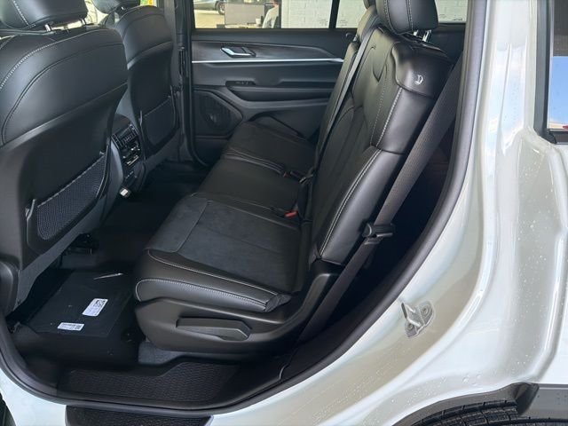 New 2026 Bright White Clear-Coat Exterior Paint Jeep Altitude image 9