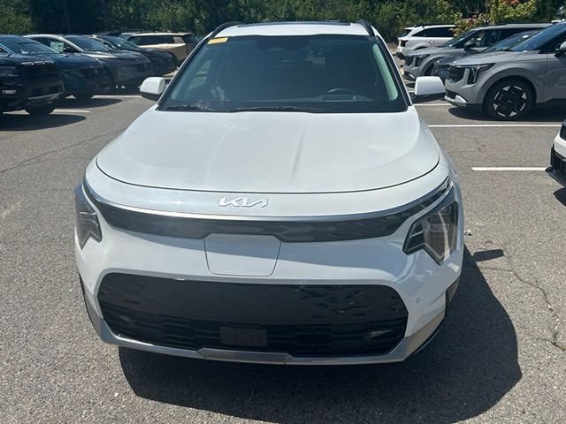 Used 2023 White Kia Wave image 7