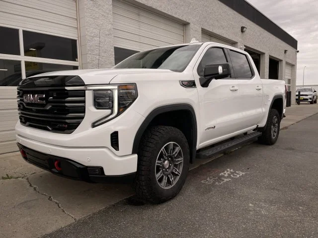 Used 2025 White GMC AT4 image 10