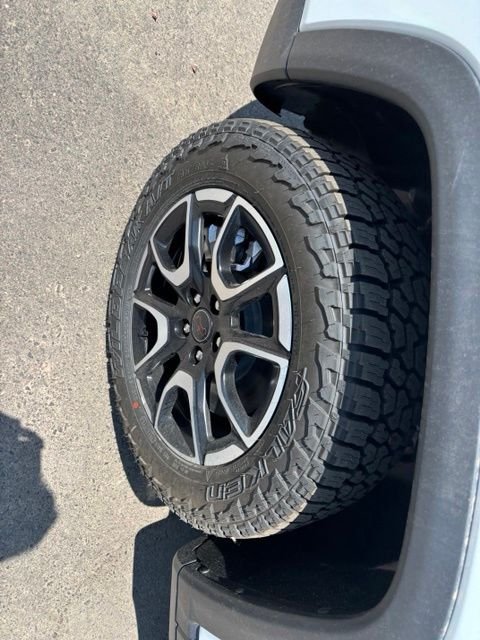 New 2026 Bright White Clear-Coat Exterior Paint Jeep Trailhawk image 10
