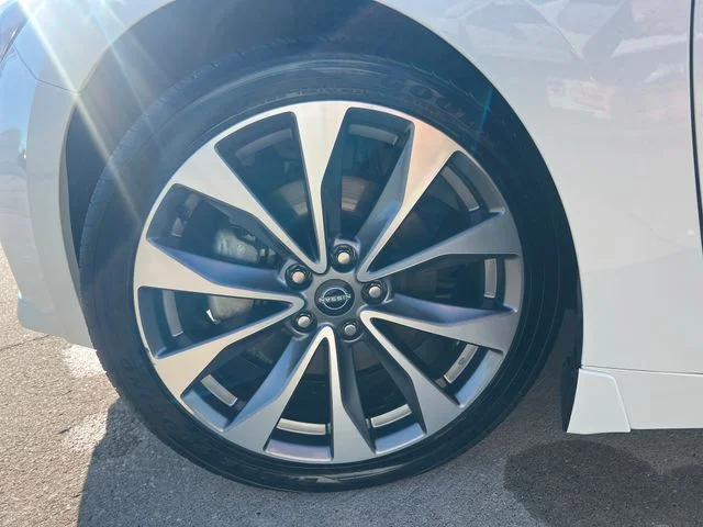 Used 2023 White Nissan Platinum image 16