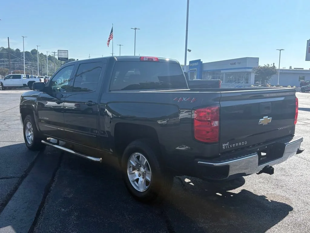 Used 2018 GRAPHITE METALLIC Chevrolet LT image 4