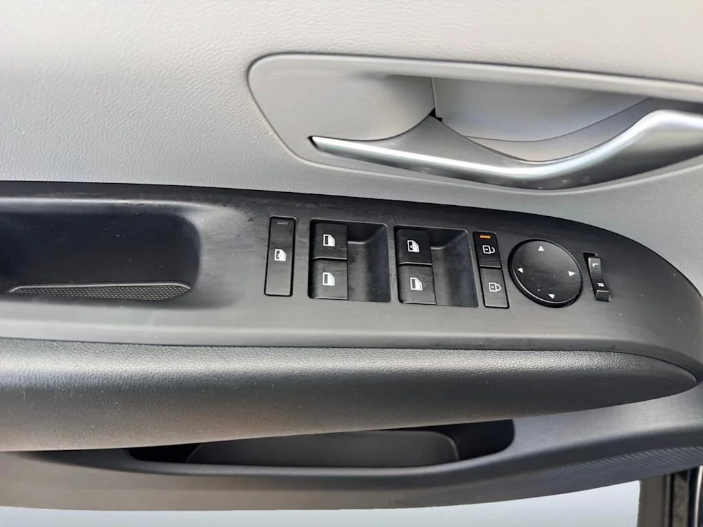 Used 2025 Black Hyundai SE image 17