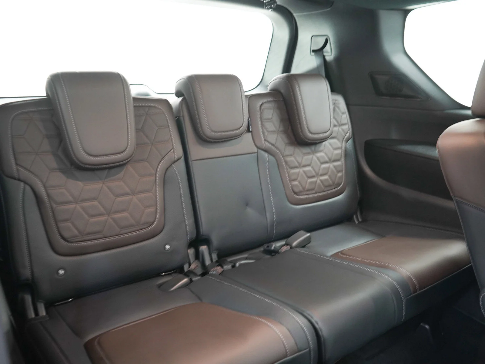Certified Used 2025 Aspen White Tricoat Nissan Platinum image 13