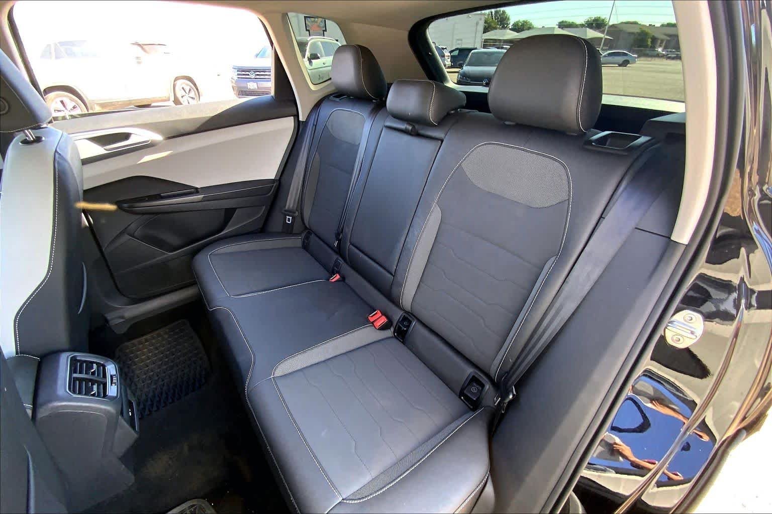 Used 2025 Deep Black Pearl Volkswagen SE image 21