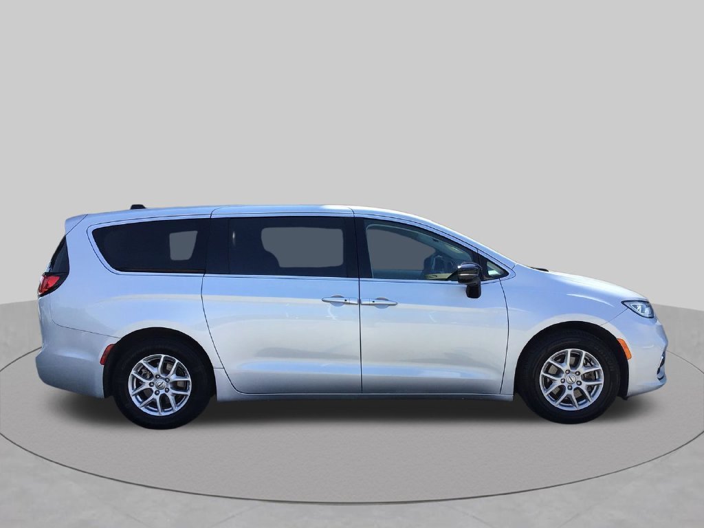 Used 2024 Silver Chrysler Touring L image 5