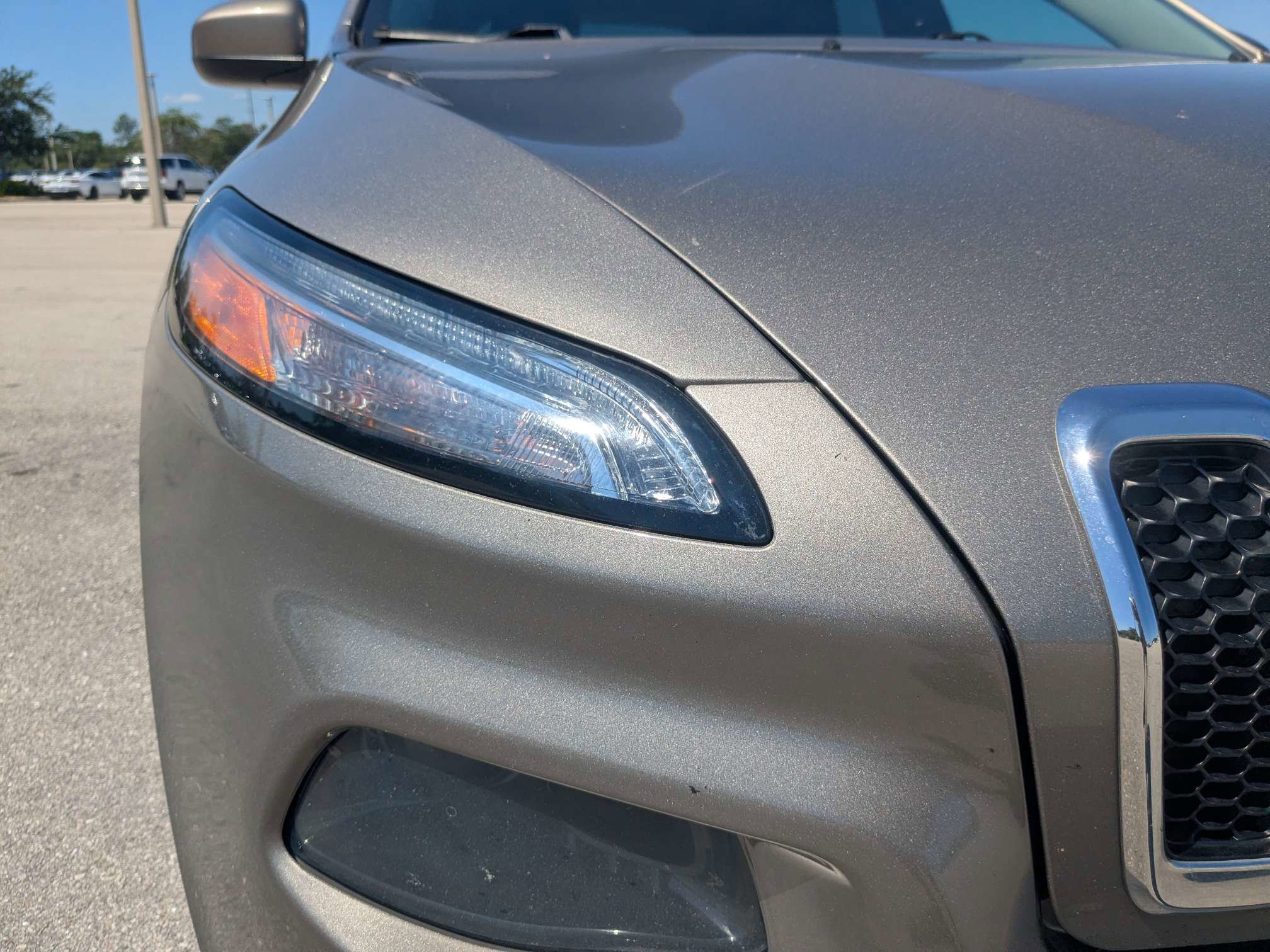 Used 2018 Light Brownstone Pearlcoat Jeep Latitude Plus image 10