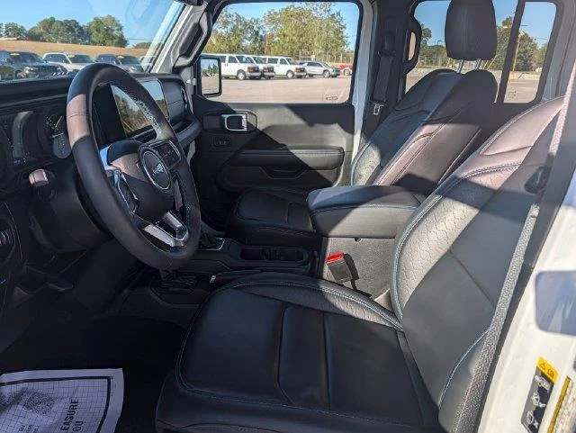 Used 2024 Black Jeep High Altitude image 9