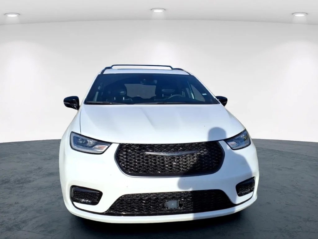 Used 2025 White Chrysler Limited image 9