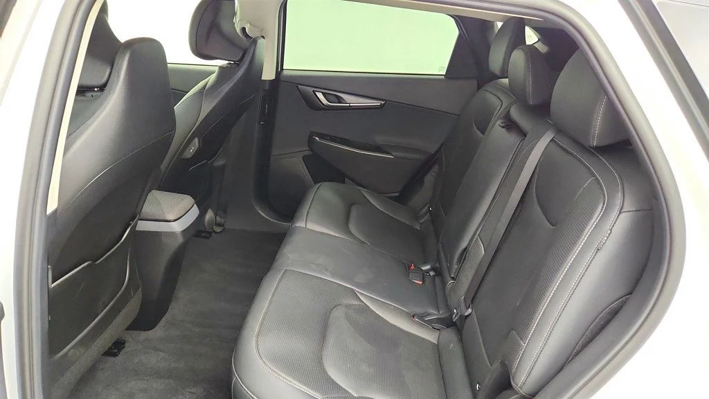 Used 2025 Glacier White Pearl Kia Wind AWD image 19