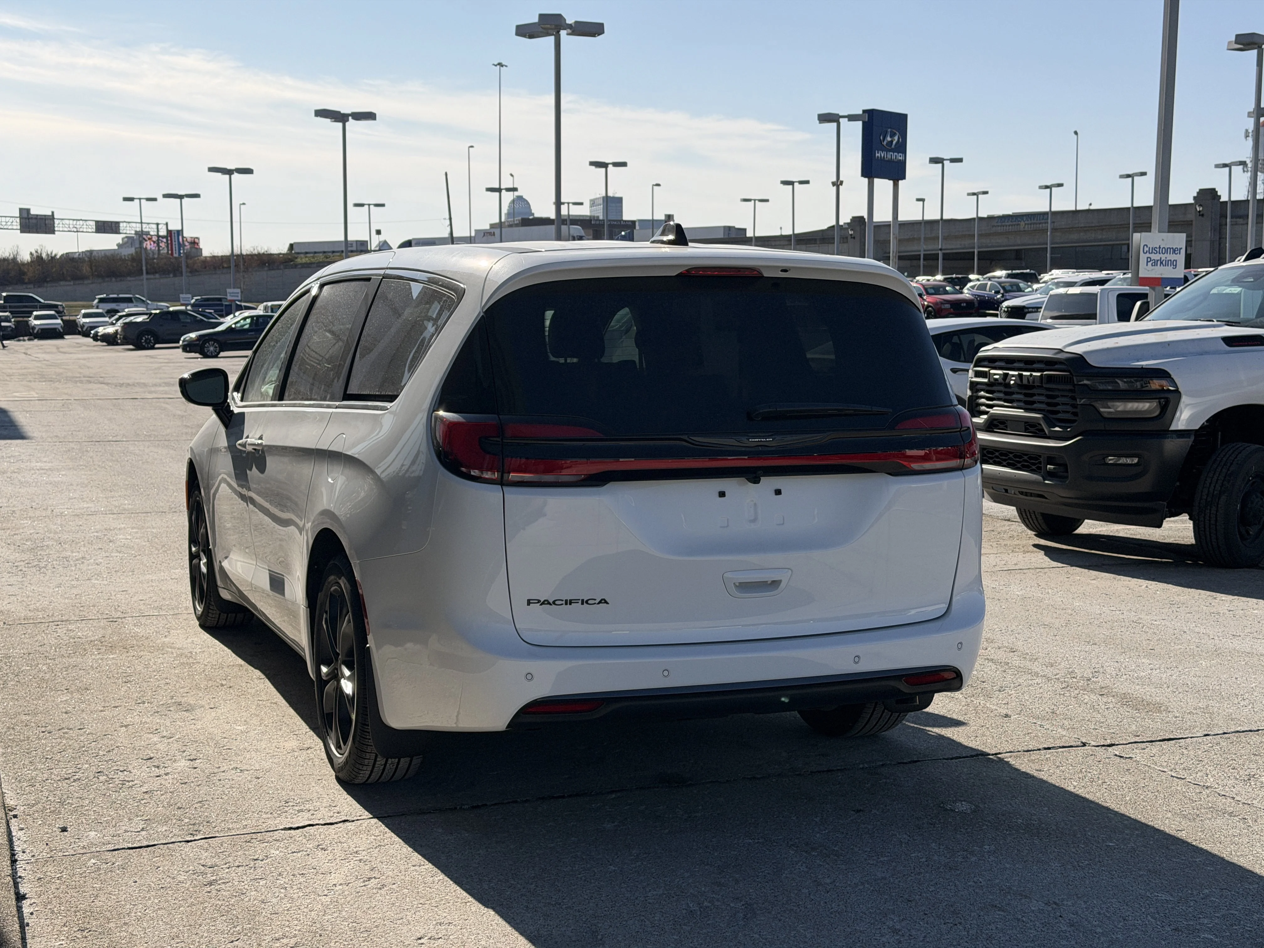 2026 Chrysler Pacifica Select - Photo 7