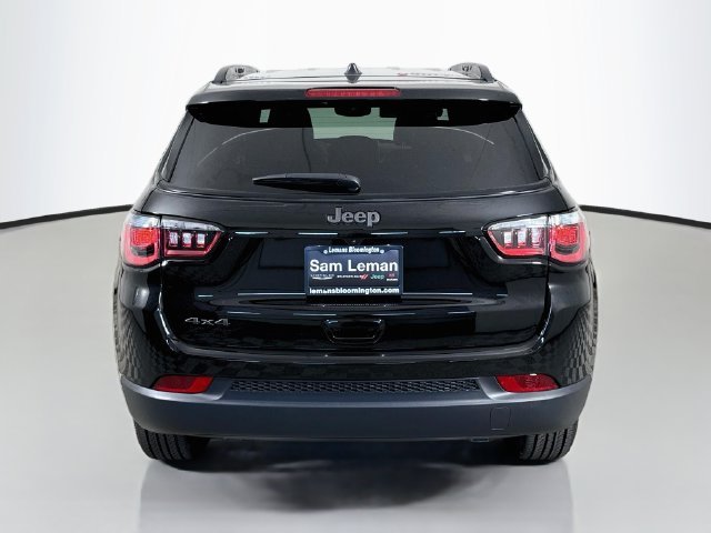 New 2026 Diamond Black Crystal Pearl-Coat Exterior Paint Jeep Latitude image 6