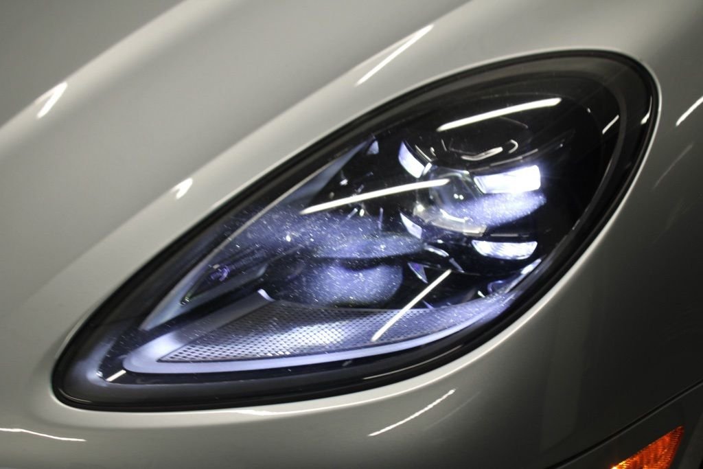 Used 2025  Porsche  image 11