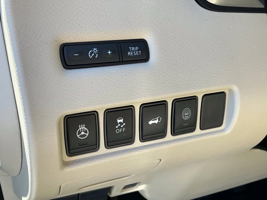 Used 2022 White Nissan SL image 25