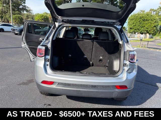 Used 2018 Silver Jeep Latitude image 16