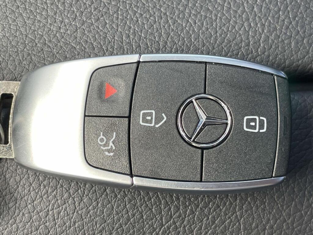 New 2026 Polar White Mercedes-Benz GLB 250 image 4