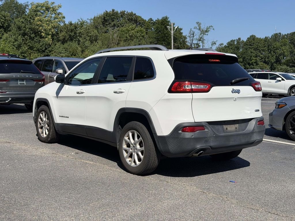 Used 2017 White Jeep Latitude image 3
