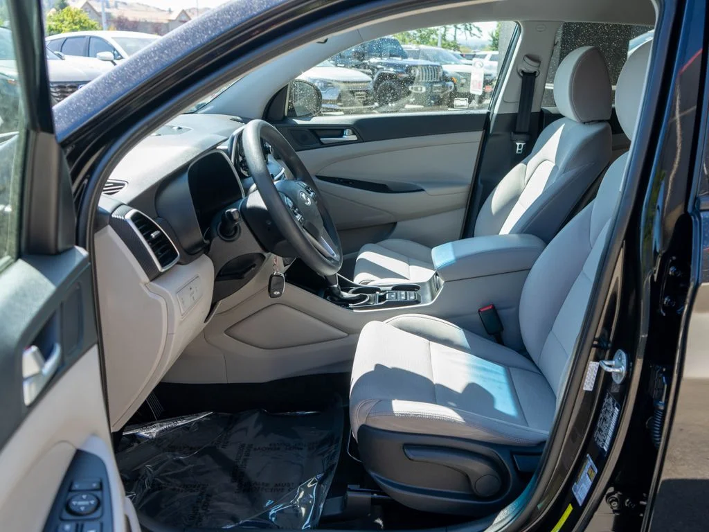 Used 2020 Black Hyundai SE image 11