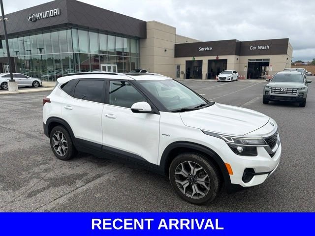 Used 2021 White Kia EX image 26