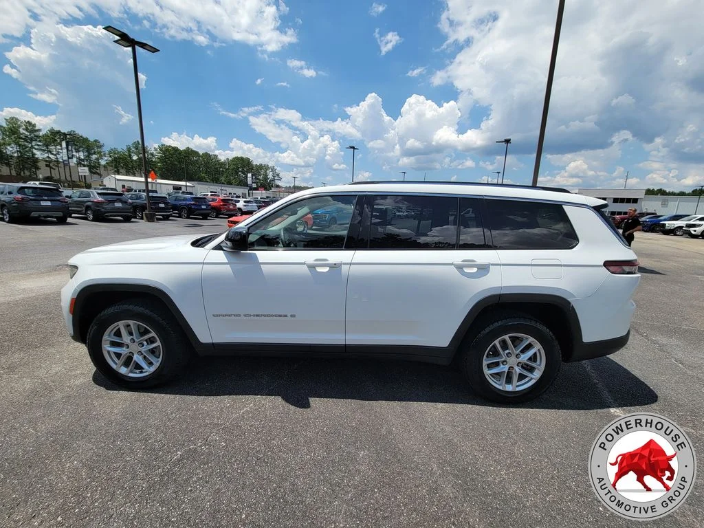Used 2023 White Jeep Laredo image 2