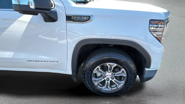 Used 2025 White GMC SLT image 34