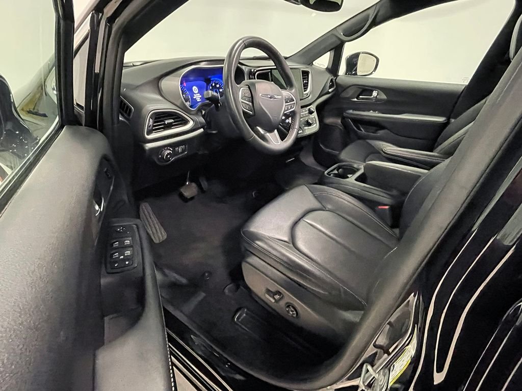 Used 2025 Black Chrysler Select image 3