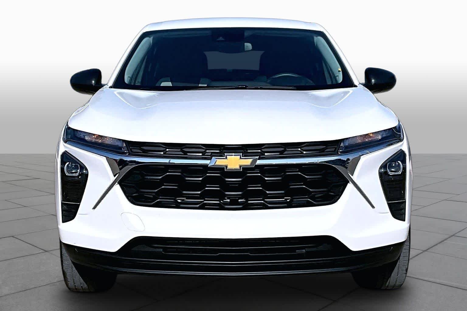 Used 2025 Summit White Chevrolet LS image 4