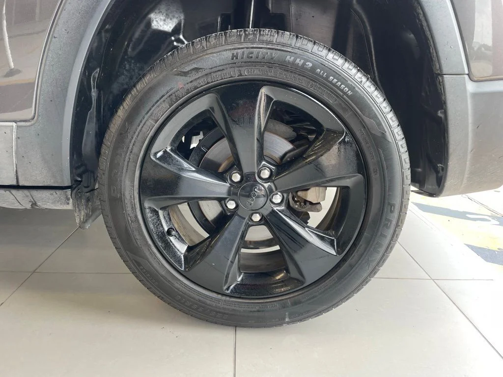 Used 2019 Gray Jeep Latitude Plus image 17