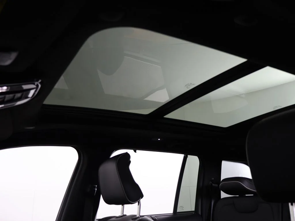 Used 2023 Diamond Black Jeep Summit Reserve image 25