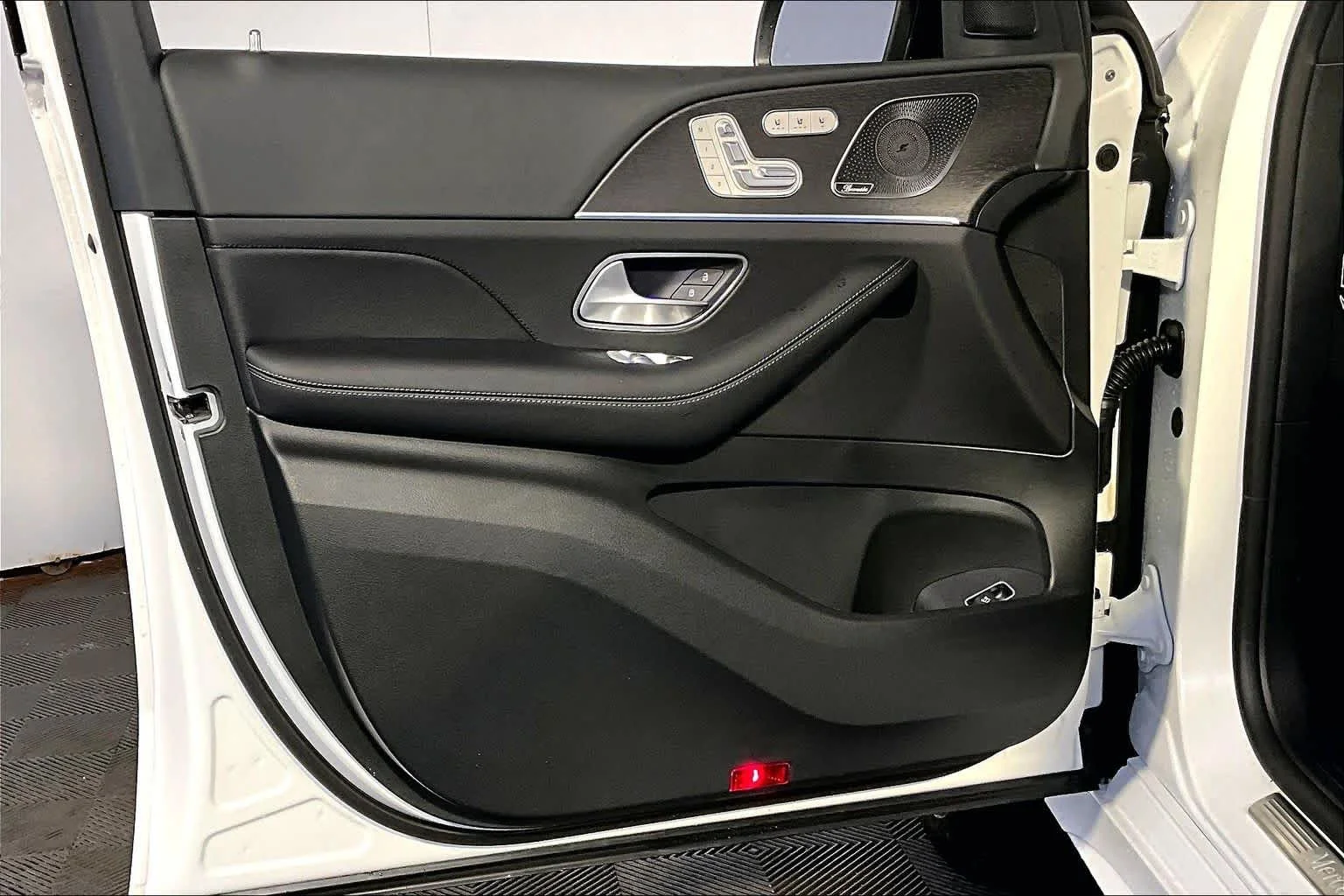 New 2026 MANUFAKTUR Moonlight White Magno Mercedes-Benz GLE 350 image 11