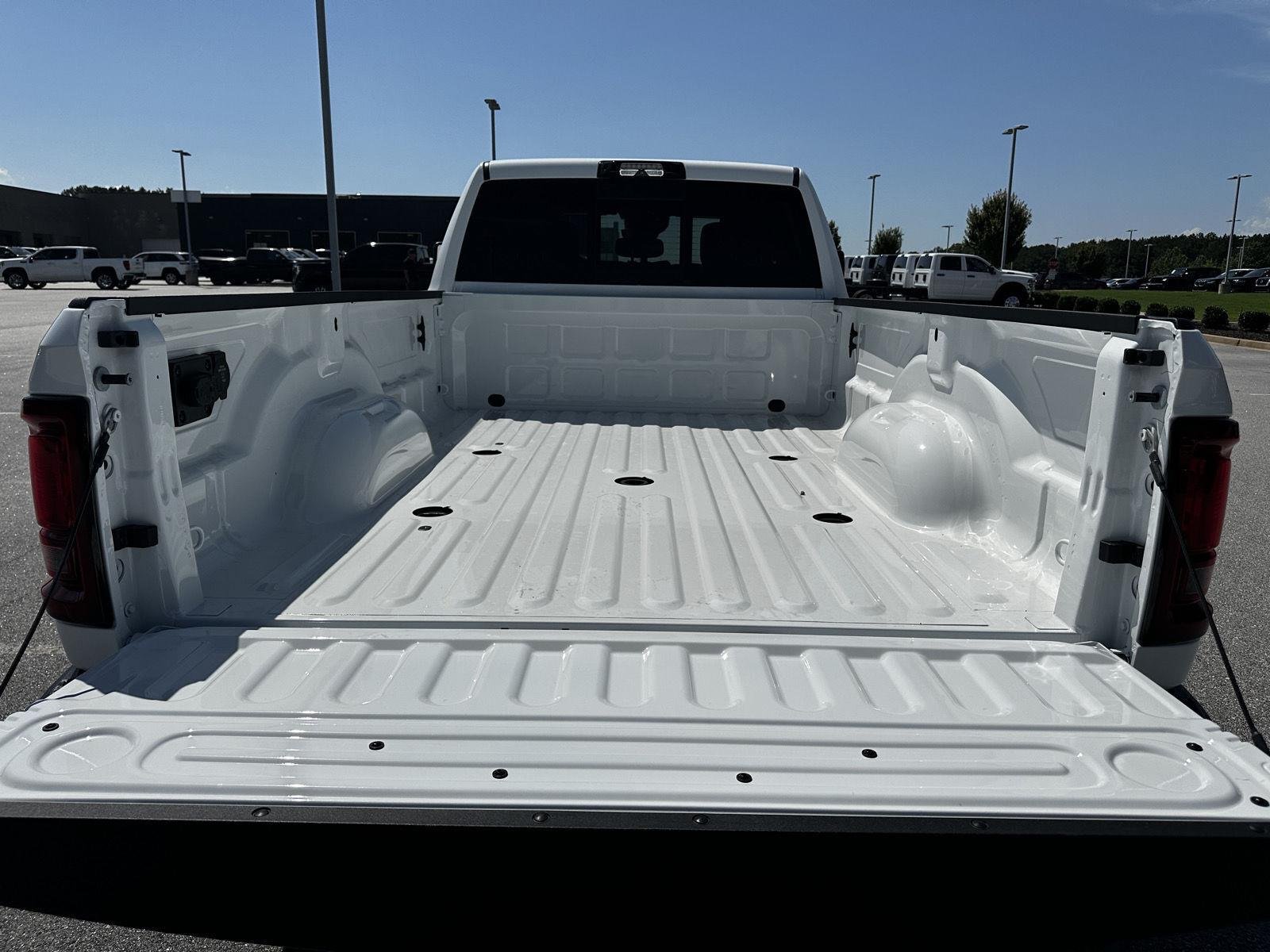 New 2026 Bright White Clear-Coat Exterior Paint RAM Tradesman image 16