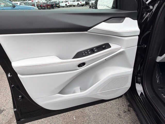 New 2026 Diamond Black Crystal Pearl-Coat Exterior Paint Jeep Limited image 16