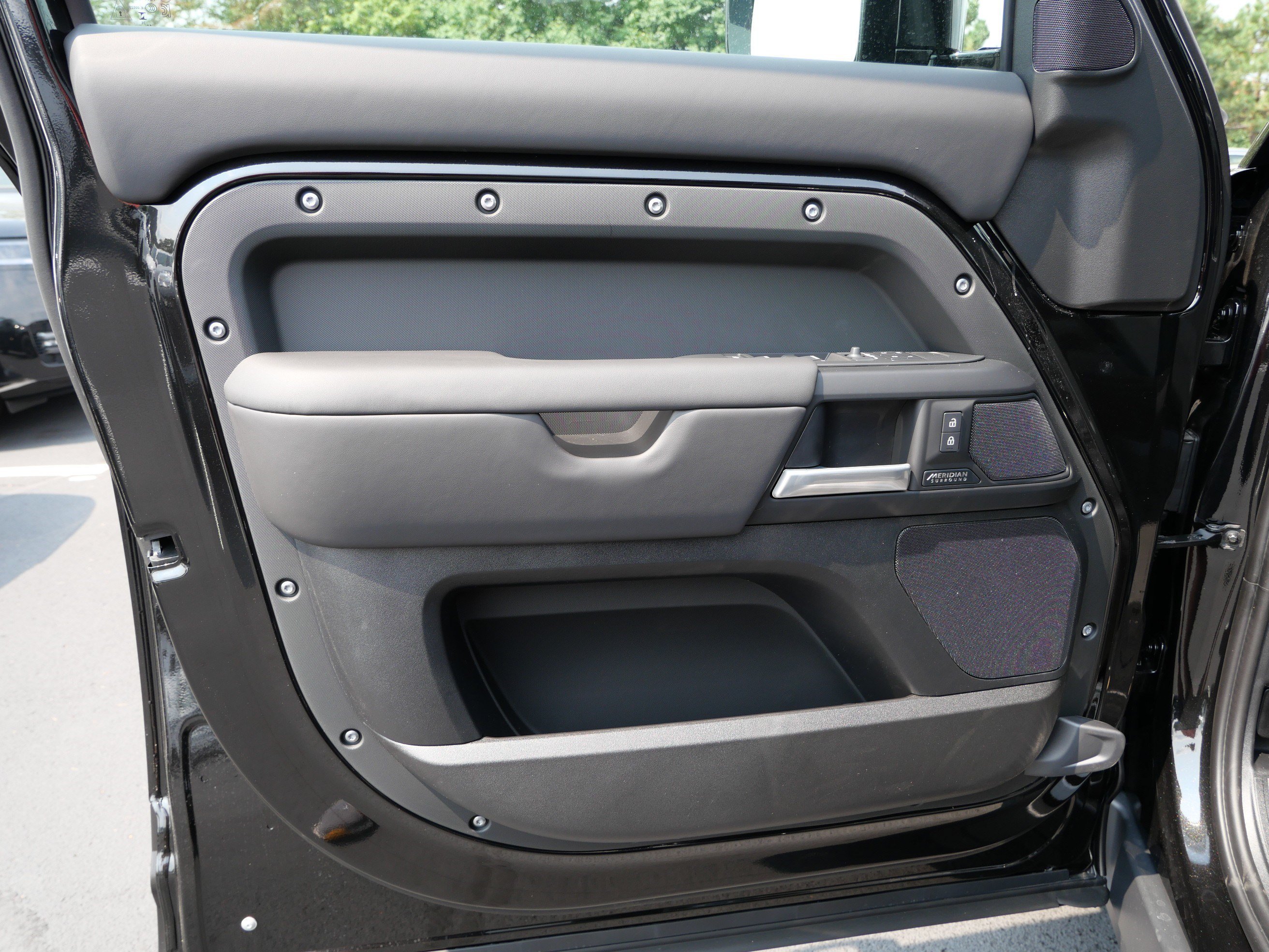New 2026 Santorini Black Land Rover X-Dynamic SE image 4