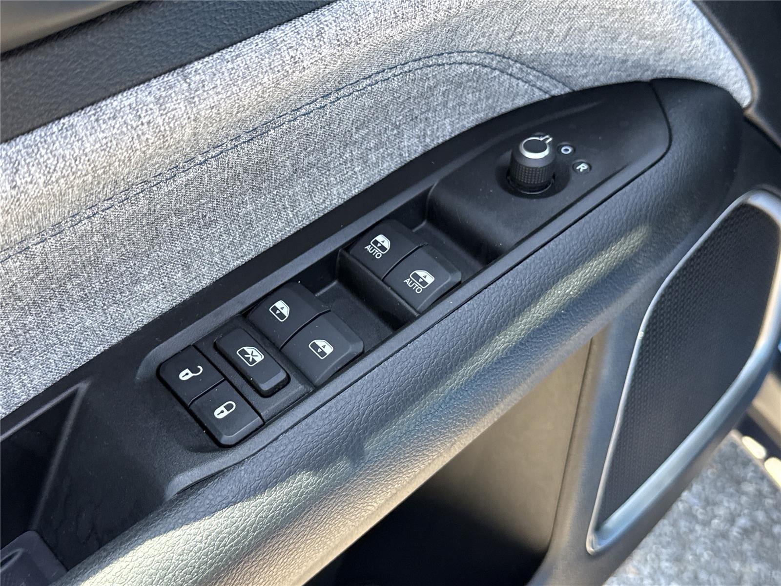 Used 2022 Laser Blue Pearlcoat Jeep Latitude image 17