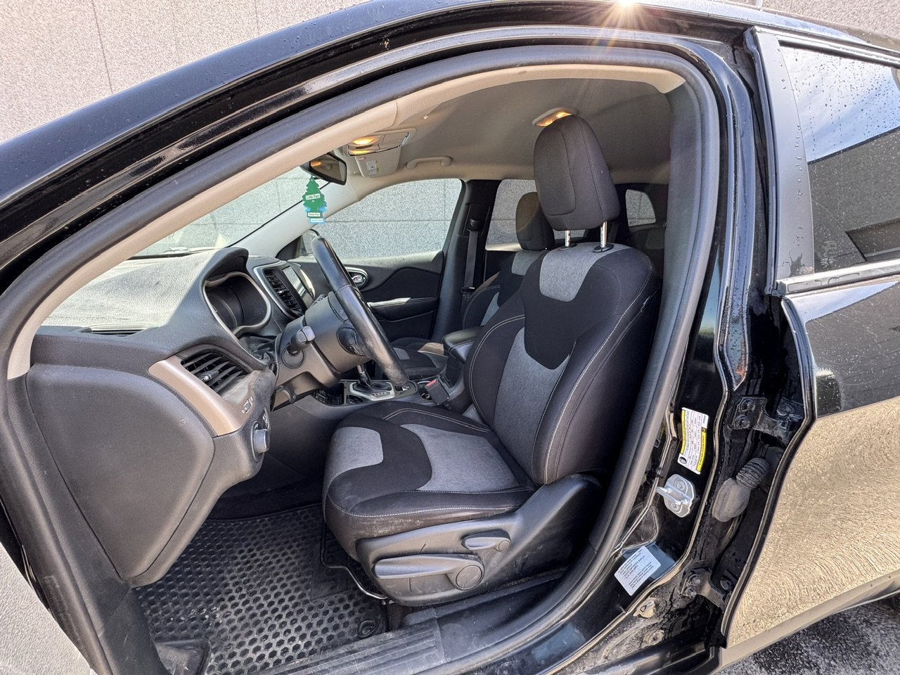 Used 2017 Diamond Black Crystal Pearlcoat Jeep Sport image 10