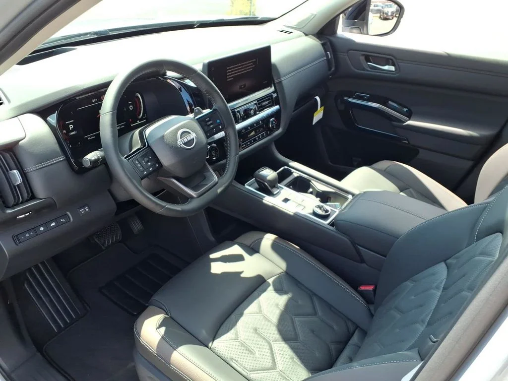 New 2026 Boulder Gray Pearl / Super Black Two-tone Nissan Platinum image 13