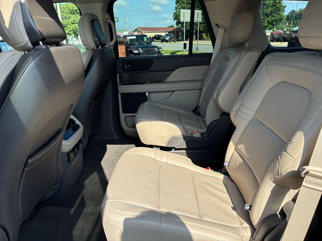 Used 2023 White Lincoln Standard image 16