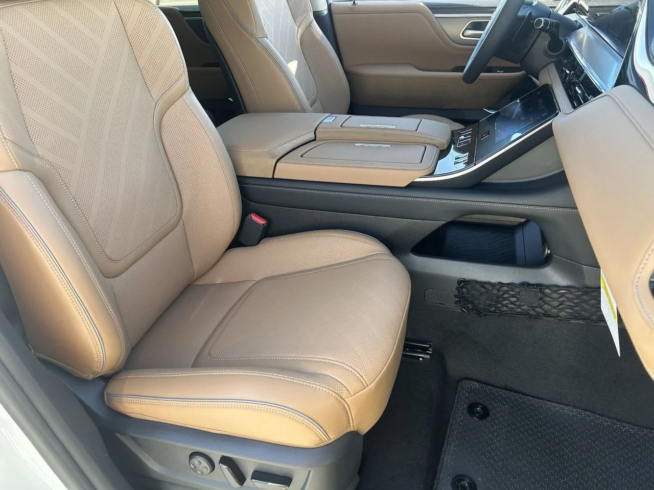New 2027 Radiant White INFINITI LUXE image 12