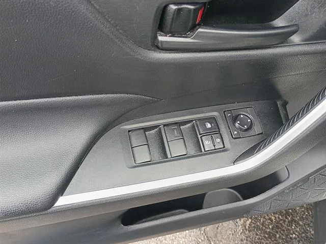 Used 2022 White Toyota LE image 17