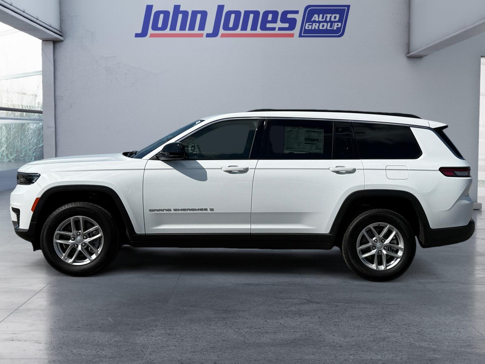 New 2026 Bright White Clear-Coat Exterior Paint Jeep Laredo X image 5