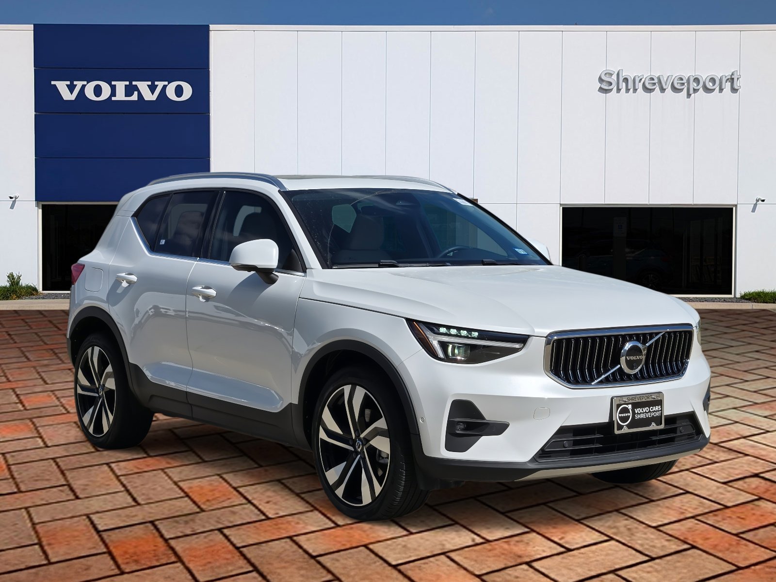 Used 2023 Crystal White Volvo Ultimate Bright Theme image 3