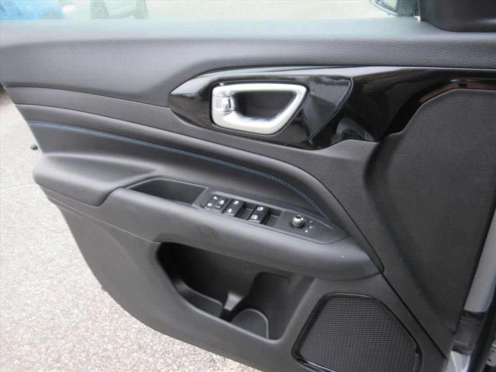 New 2026 Silver Zynith Metallic Clearcoat Jeep Latitude image 25