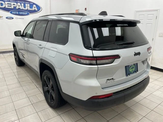 Certified Used 2023 Silver Jeep  image 17