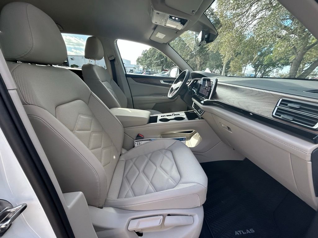 New 2026 Silver Volkswagen SE w/Technology image 32