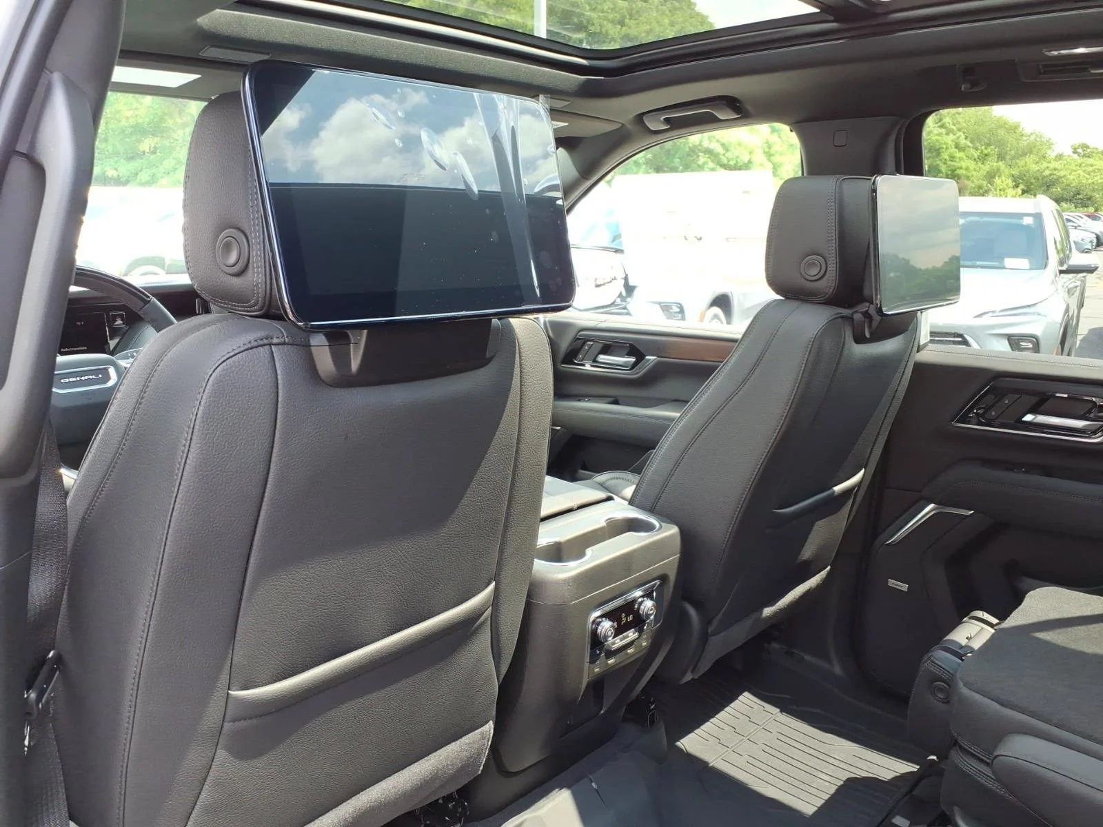 2026 GMC Yukon XL Denali - Photo 7