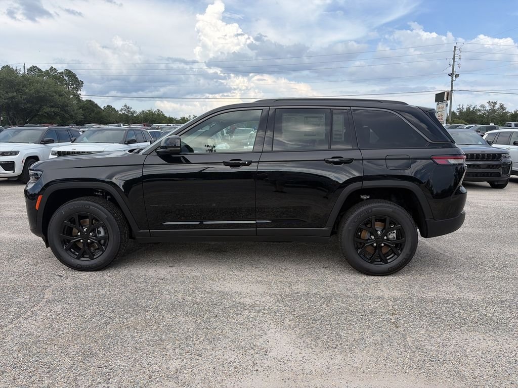 New 2026 Diamond Black Crystal Pearl-Coat Exterior Paint Jeep Altitude image 3