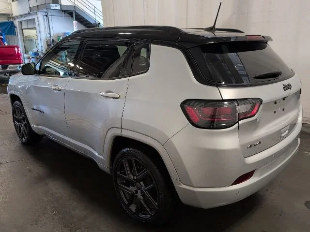 Used 2024 Silver Jeep Limited 4x4 image 7
